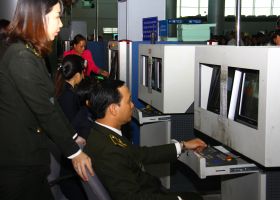SÂN BAY TÂN SƠN NHẤT: HẢI QUAN VÀ AN NINH HÀNG KHÔNG CÙNG SOI CHIẾU HÀNH LÝ XUẤT